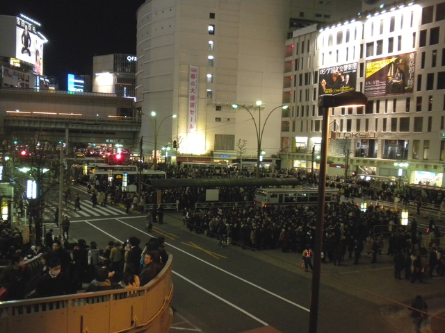 3月11日的震灾后,东京的涩谷车站周围挤满了候车的人群.