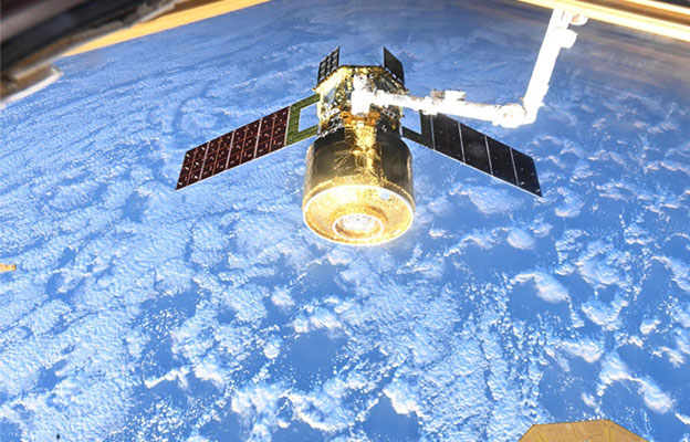 日本宇航员油井龟美也成功捕获“金色宝箱”！HTV-X补给飞船1号机抵达国际空间站