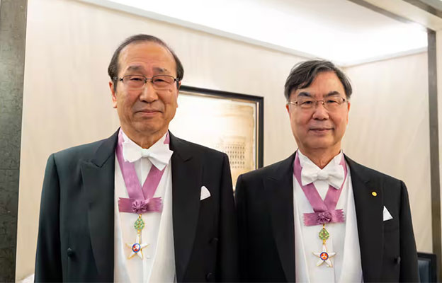 日本诺奖得主坂口与北川在斯德哥尔摩领奖