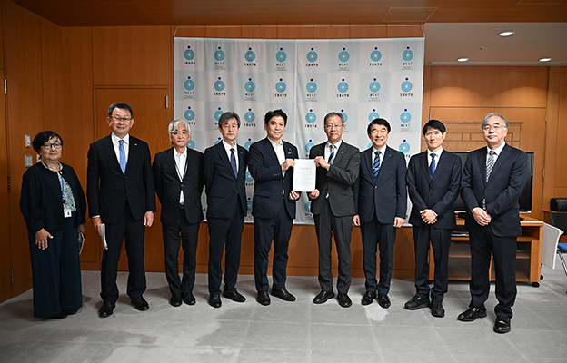 日本国立大学协会向文部科学大臣提交请愿书，要求扩充预算与修改税制