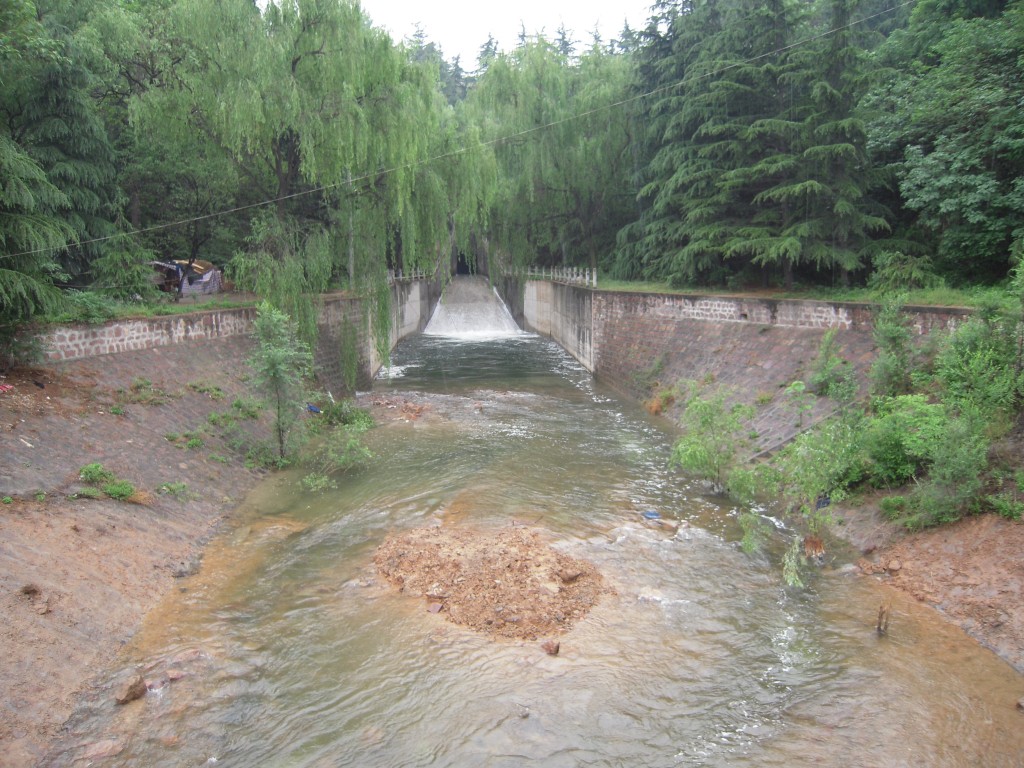 在郑州市的尖岗大坝进行河川维持流量的放流实验。观察样板河川贾鲁河的流量变化。（JICA 提供）
