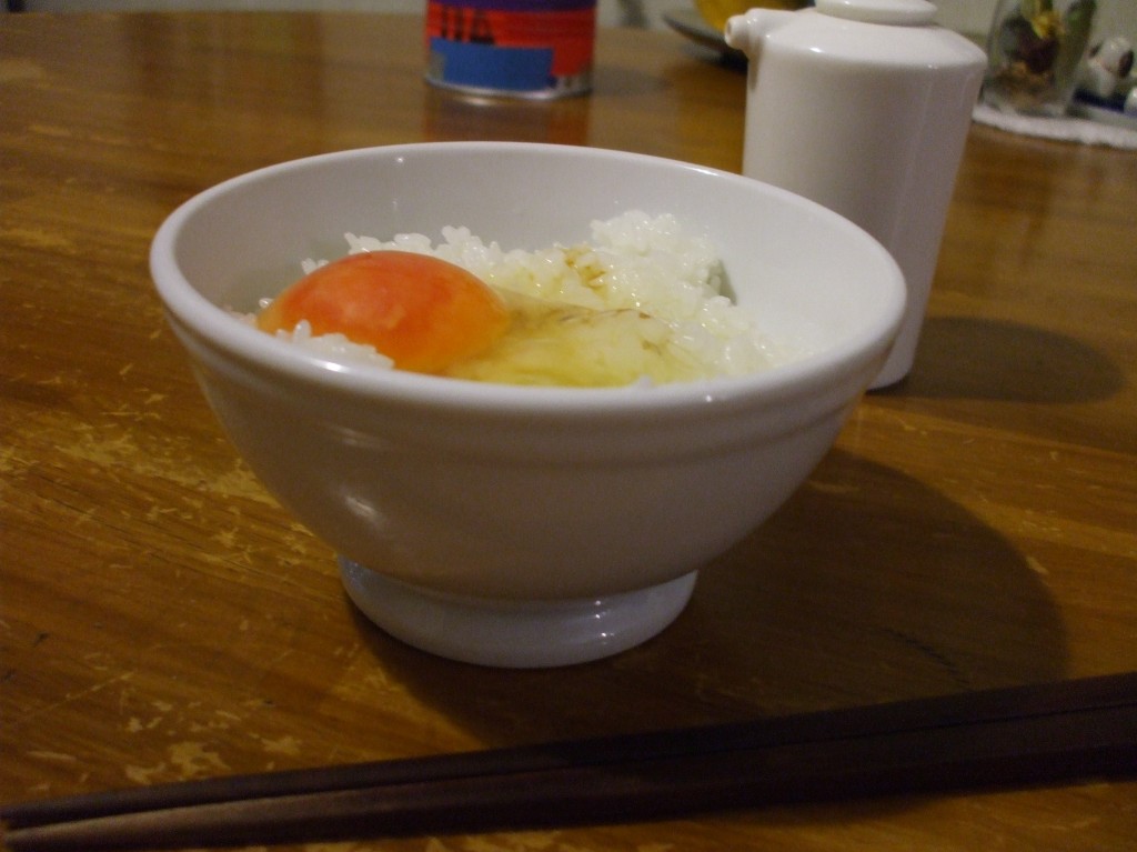 在米饭上浇上生鸡蛋的吃法再次在日本流行起来里。