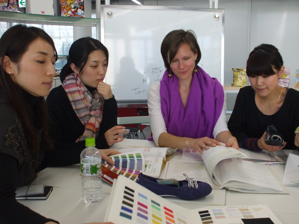 凡妮莎•亚赛尔和同事们正在讨论“女人为女人设计”的新产品。