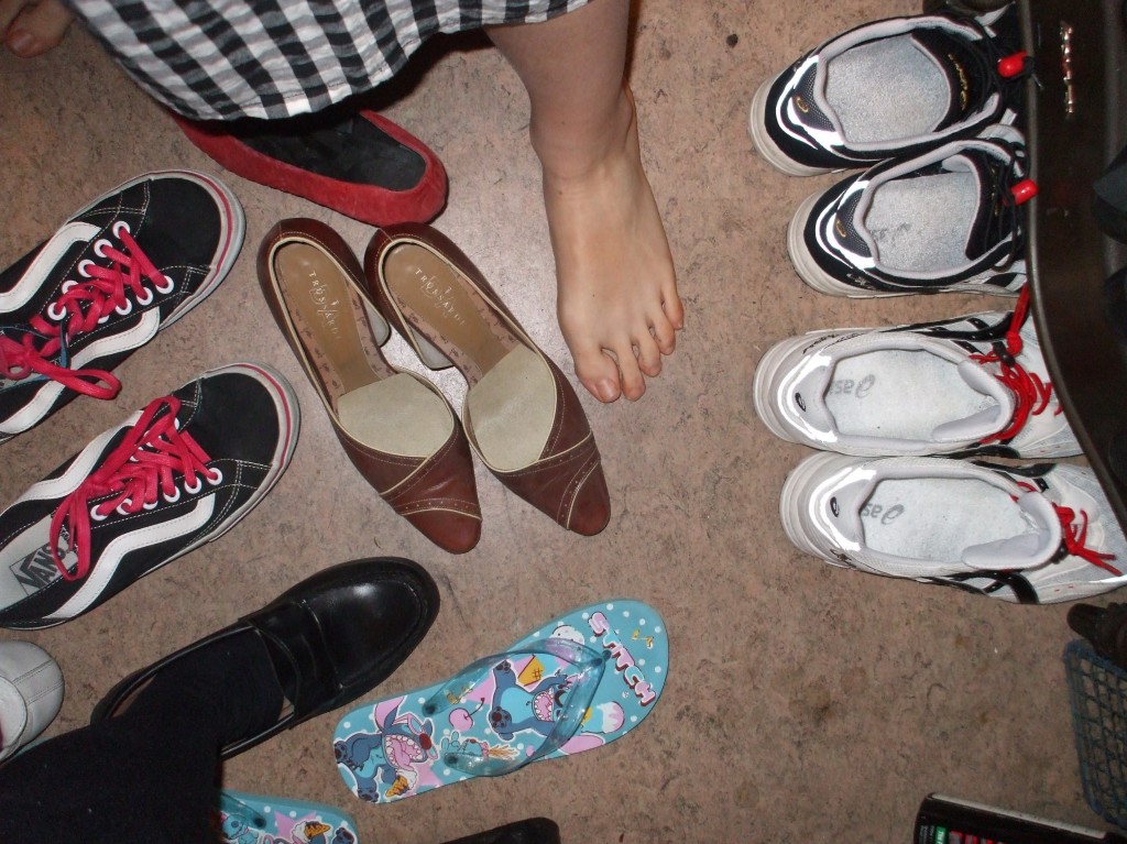 玄关处堆满了大家的鞋子。