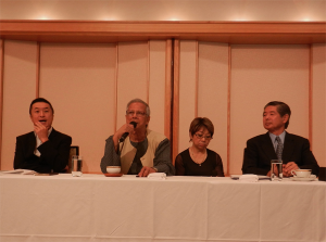 （左起）冈田昌治教授、尤纳斯教授、舩桥晴雄主持人  （CSR Magazine  提供）