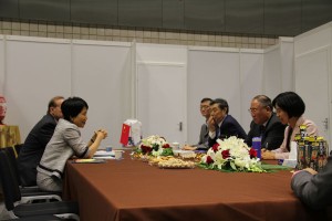 2012年12月，在第18届联合国气候变化框架公约（COP18）会议期间，中国国家发展和改革委员会副主任解振华（右2）与GEF 的CEO石井菜穗子举行了会谈。
（GEF, 2012  提供）
