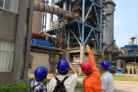 JICA的专家们视察中国的水泥厂（JICA  提供）
