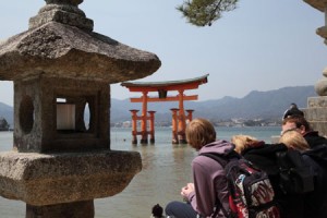 日本著名的广岛县宫岛的严岛神社，在外国游客中也很有人气。