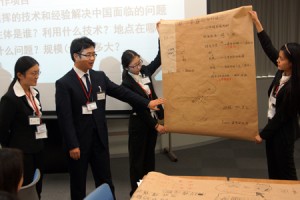 北京大学的王泽宇同学代表一组汇报他们讨论提出的合作方案