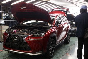 2014年8月，在丰田九州宫田工厂装配完成的新型雷克萨斯NX。（丰田汽车  提供）