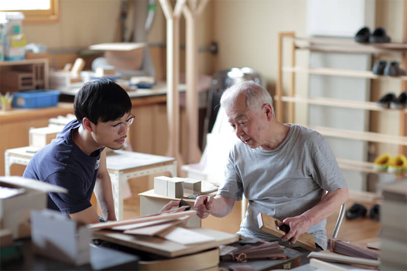 鲭江的工作室共有15个人，多为二十来岁到三十多岁的年轻手艺人。董事长山口怜示也会亲自指导技艺