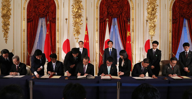 中国国务委员兼外交部长王毅和日本外物大臣河野太郎签署中日社保协定