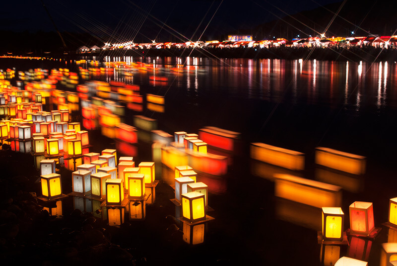 和歌山纪之川的放河灯仪式