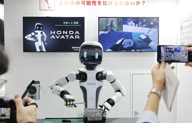 本田在CEATEC展示远程操控机器人 灵巧度媲美人手