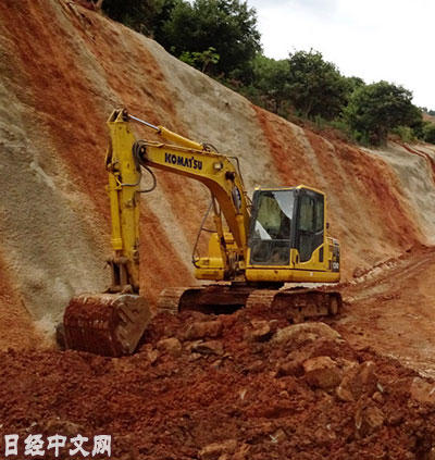 小松的液压挖掘机在中国云南的道路工程现场