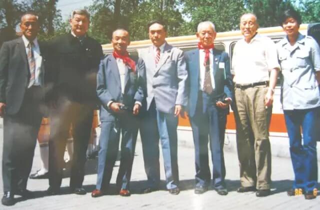 林弥一郎（右三）访问中国，与当时中方学员合影