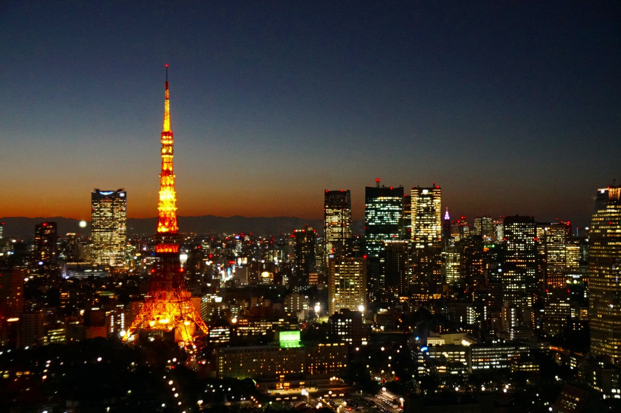 东京塔除夕夜披红妆,象征意义大于美观