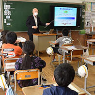 向下一代传递科学的乐趣，日本电子在小学开展电子显微镜操作体验课