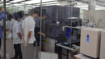 东京大学与三家分析仪器公司向“未来的研究人员”高中生开放最先进设备
