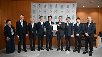 日本国立大学协会向文部科学大臣提交请愿书，要求扩充预算与修改税制