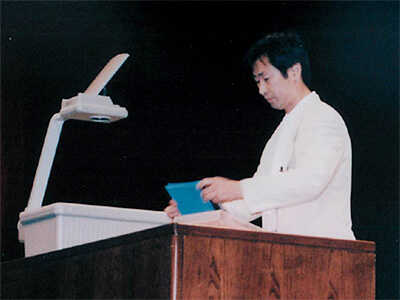 东京大学宇宙线研究所所长梶田隆章 1998年在中微子国际会议发表的梶田教授