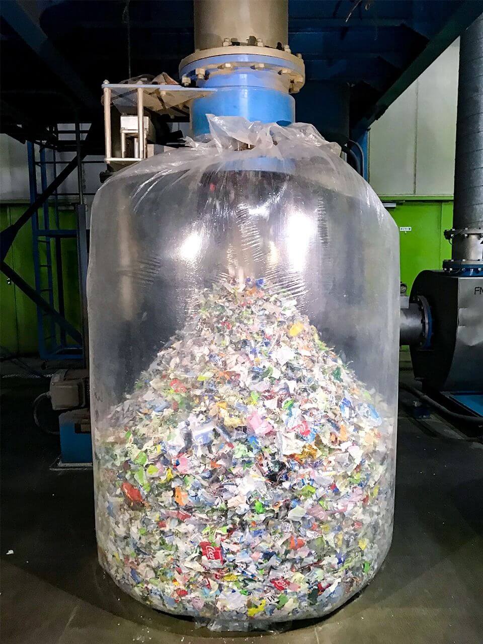 混在一起是垃圾,分类处理变资源——100%再生塑料瓶的日本工厂
