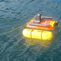 利用船型机器人监测海洋垃圾，搭载水下机器人拍摄目标地点