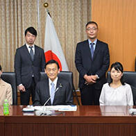 日本文部科学大臣末松信介与创发性研究支援项目8名研究人员举行圆桌对话