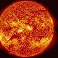 警惕太阳耀斑危害！在太空保护人造卫星，在地面避免停电
