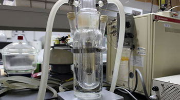 九州大学开发出光催化剂，利用光将CO₂和塑料同步转化为化学品