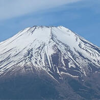 北海道大学等发现富士山在降雨时会山体膨胀，原因是雨水渗入地层缝隙