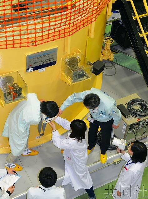 近畿大学原子能研究所的研究用反应堆实习的学生