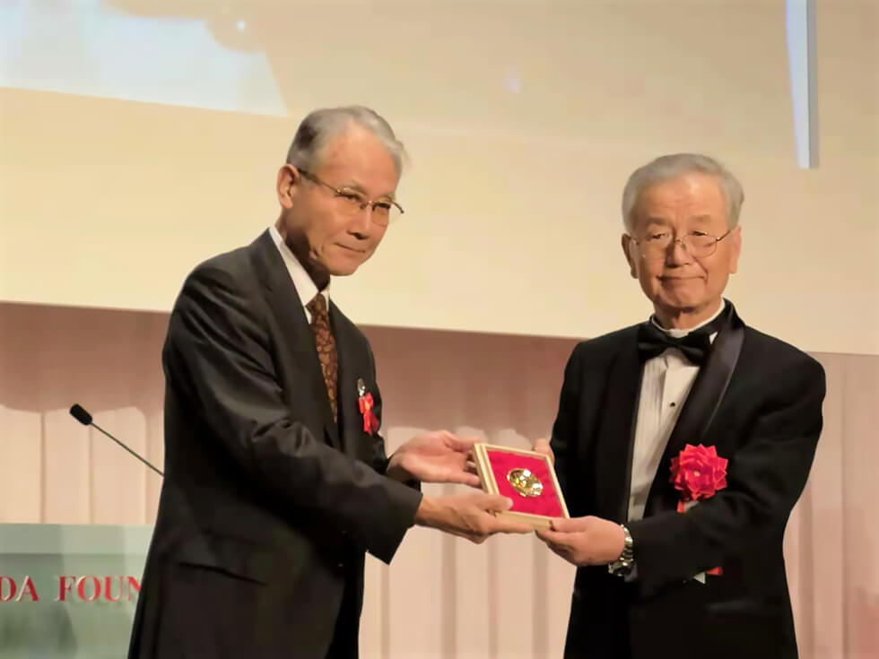 东北大学名誉教授舛冈富士雄接受纪念奖章