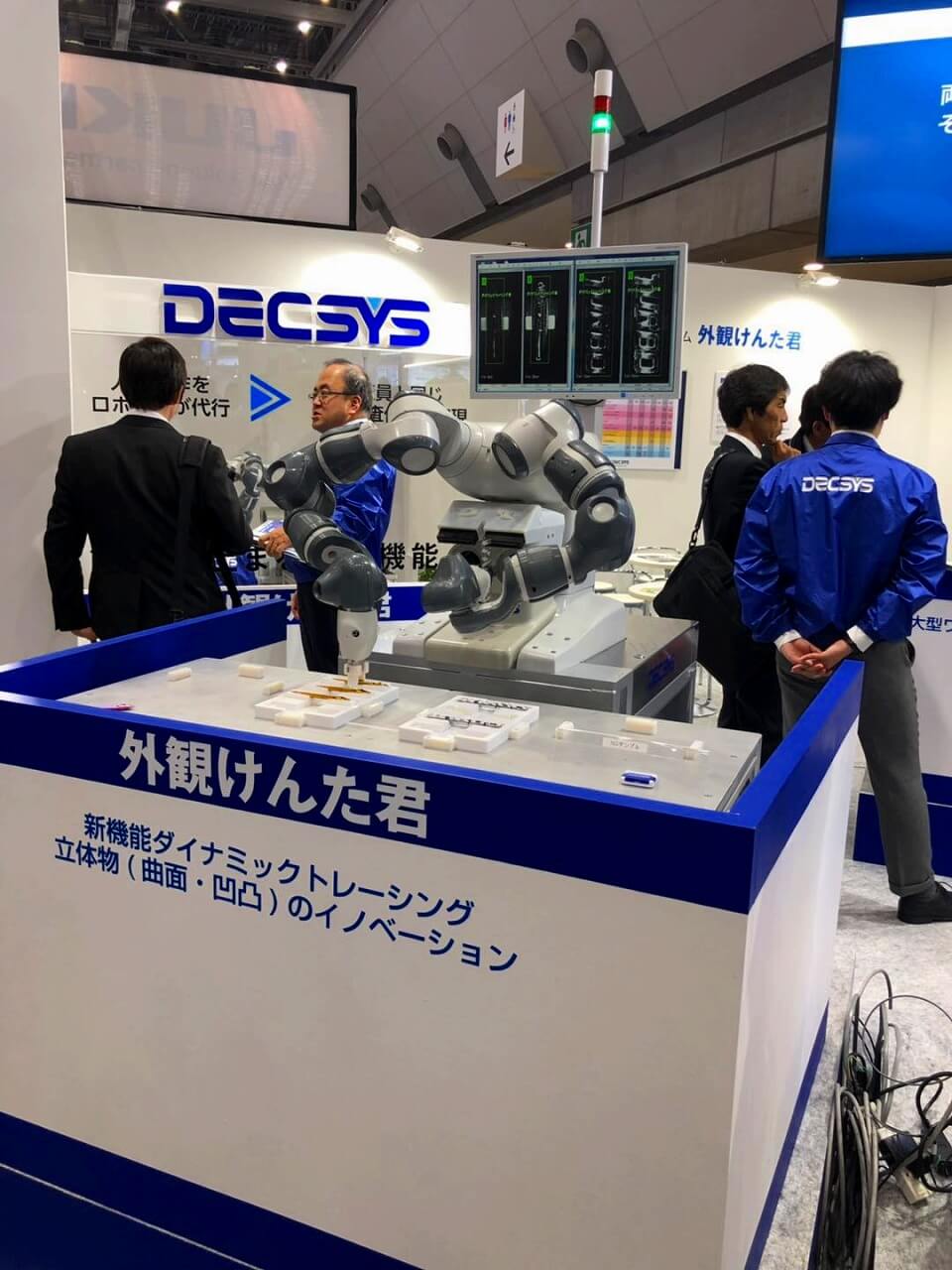 新型机器人解决方案引领东京RoboDEX展 DECSYS双臂机器人外观检查系统