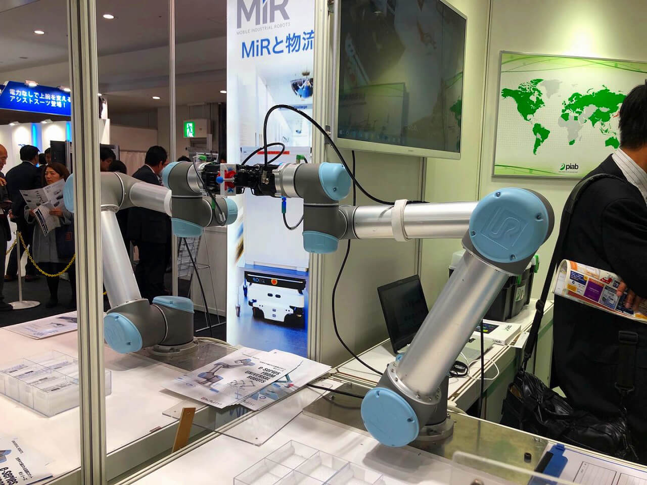 新型机器人解决方案引领东京RoboDEX展 多机械臂协同作业