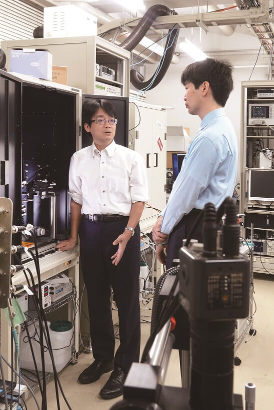 内田教授和田中助教在测量室内