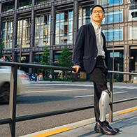 东大初创公司BionicM CEO孙小军：9岁时右腿截肢，利用自身体验开发出最先进的“机器人义肢”