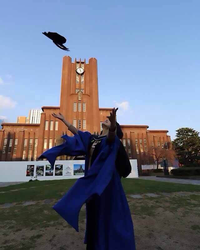 日本大学里也流行的毕业“抛帽照”